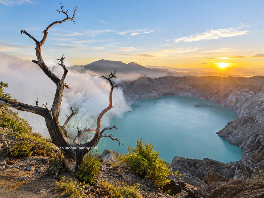 A photo of the sunrise at the summit of Kawah Ijen